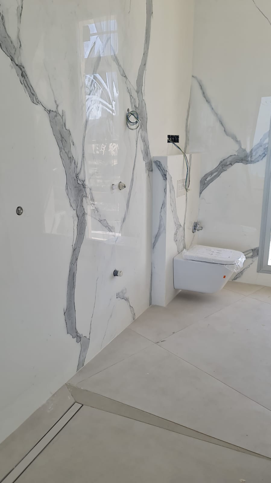 Aplacados en baño de Solid Surface